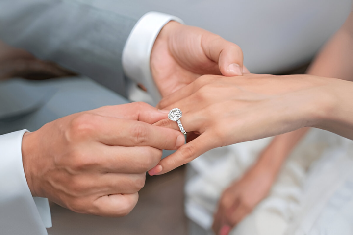 How to Choose the Right Diamond for Your Custom Engagement Ring