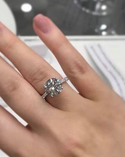 Round vs. Emerald-Cut Diamonds: Which One Is Better?