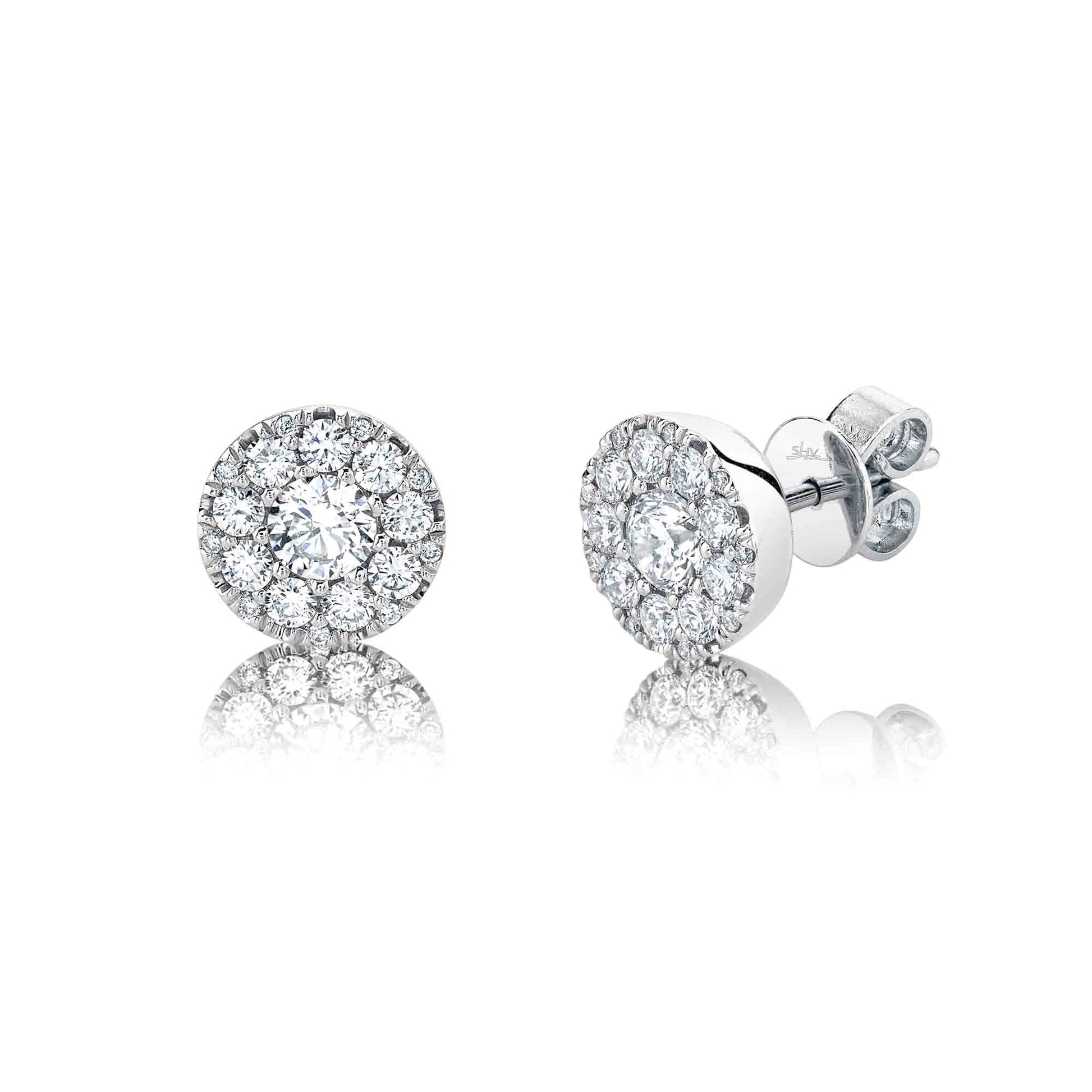 shy-creation-0-24ct-ctrround-0-26ct-side-diamond-cluster-stud-earring-sc22008052