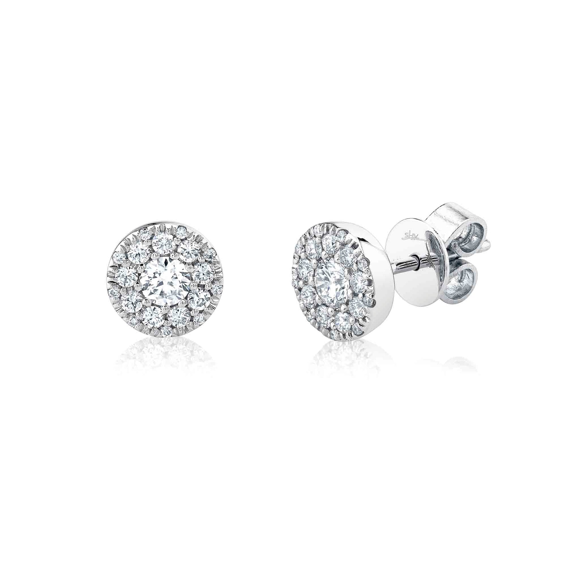 shy-creation-0-47ct-ctr-round-0-53ct-side-diamond-cluster-stud-earring-sc22008055