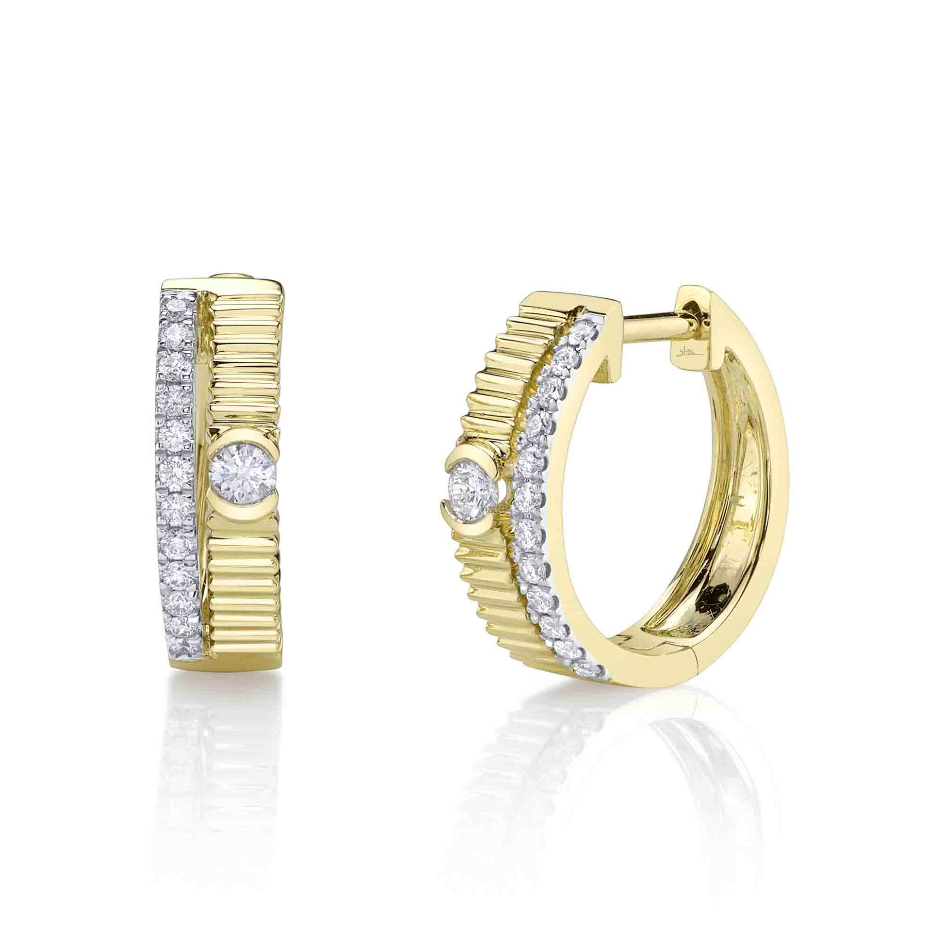 shy-creation-0-25ct-diamond-ribbed-huggie-earring-sc22009944rd