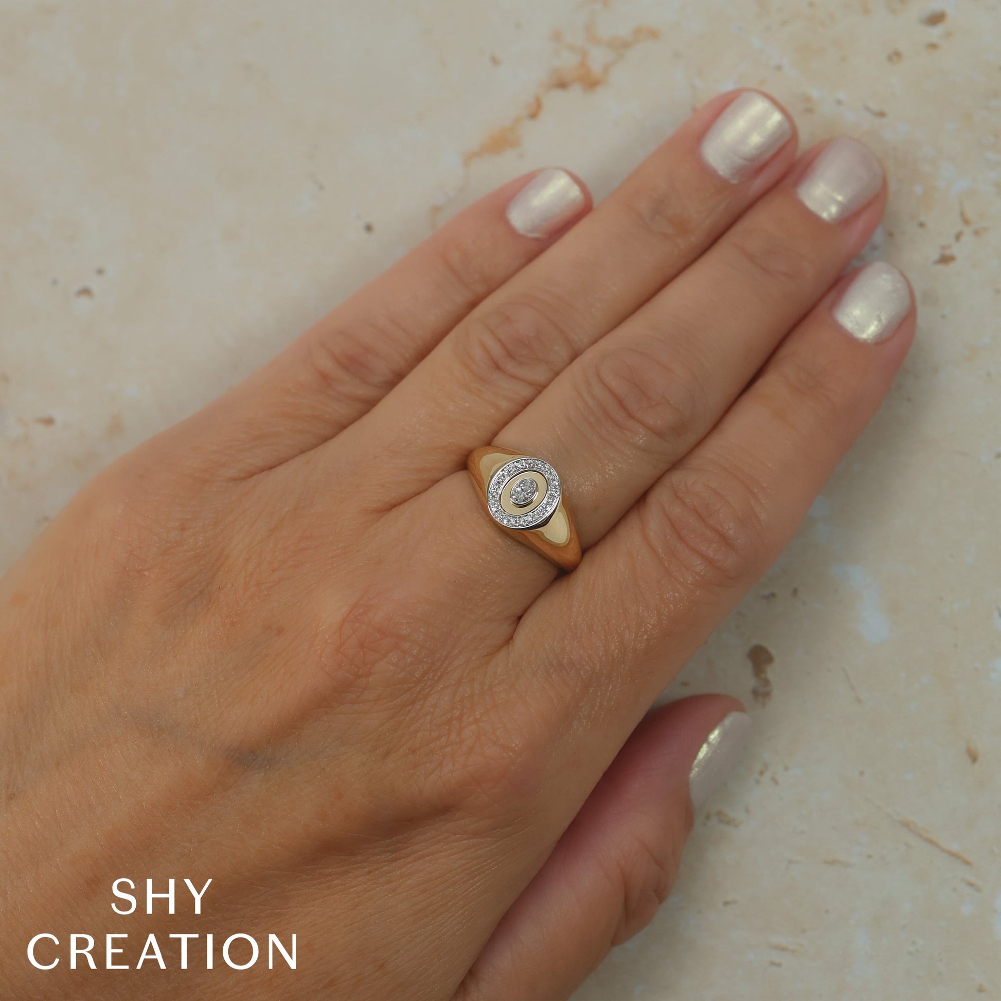 shy-creation-0-17ct-diamond-oval-bezel-signet-ring-sc22008875v2rd