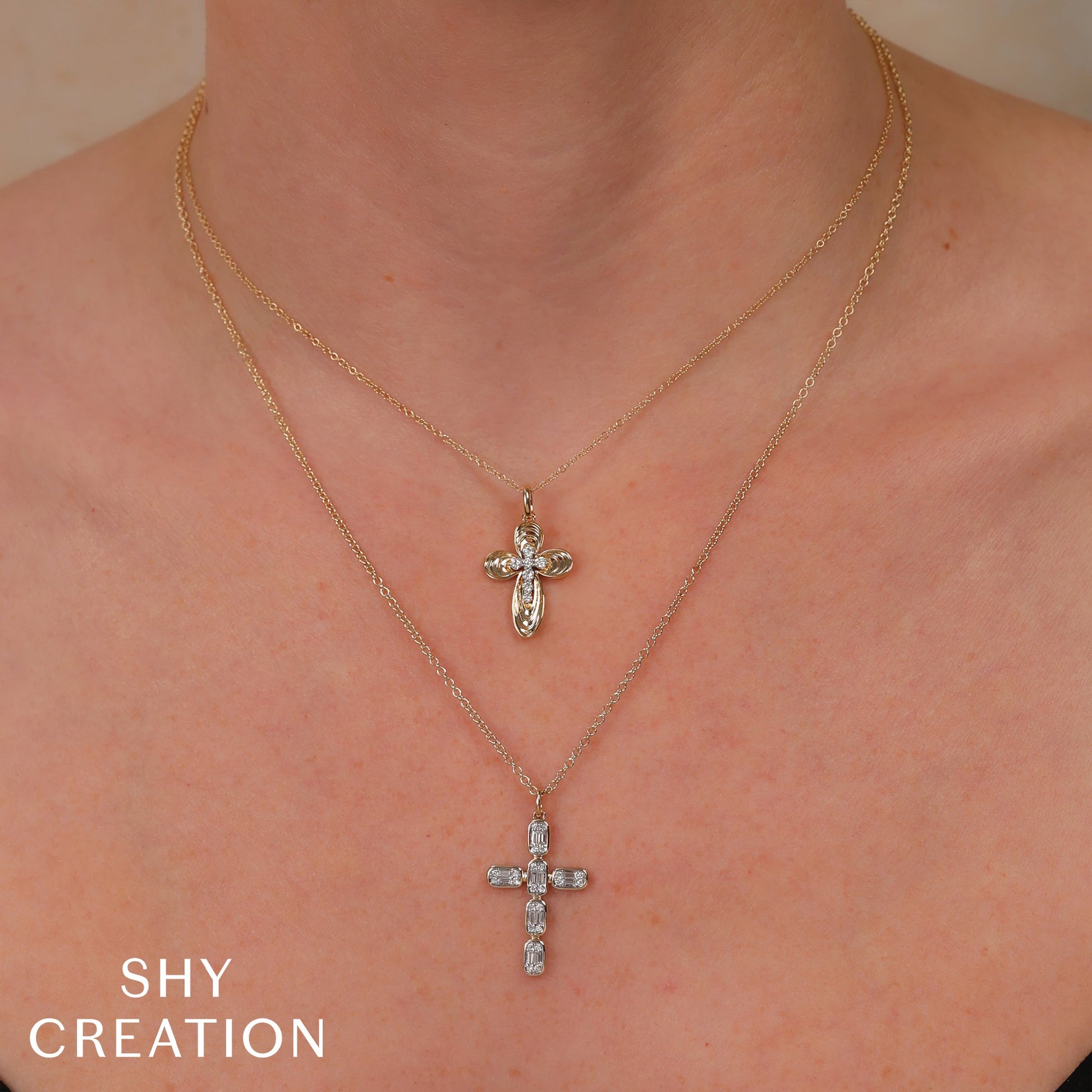 shy-creation-0-30ct-diamond-baguette-cross-necklace-sc55027790