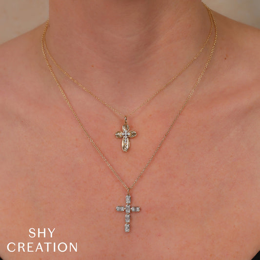 shy-creation-0-30ct-diamond-baguette-cross-necklace-sc55027790