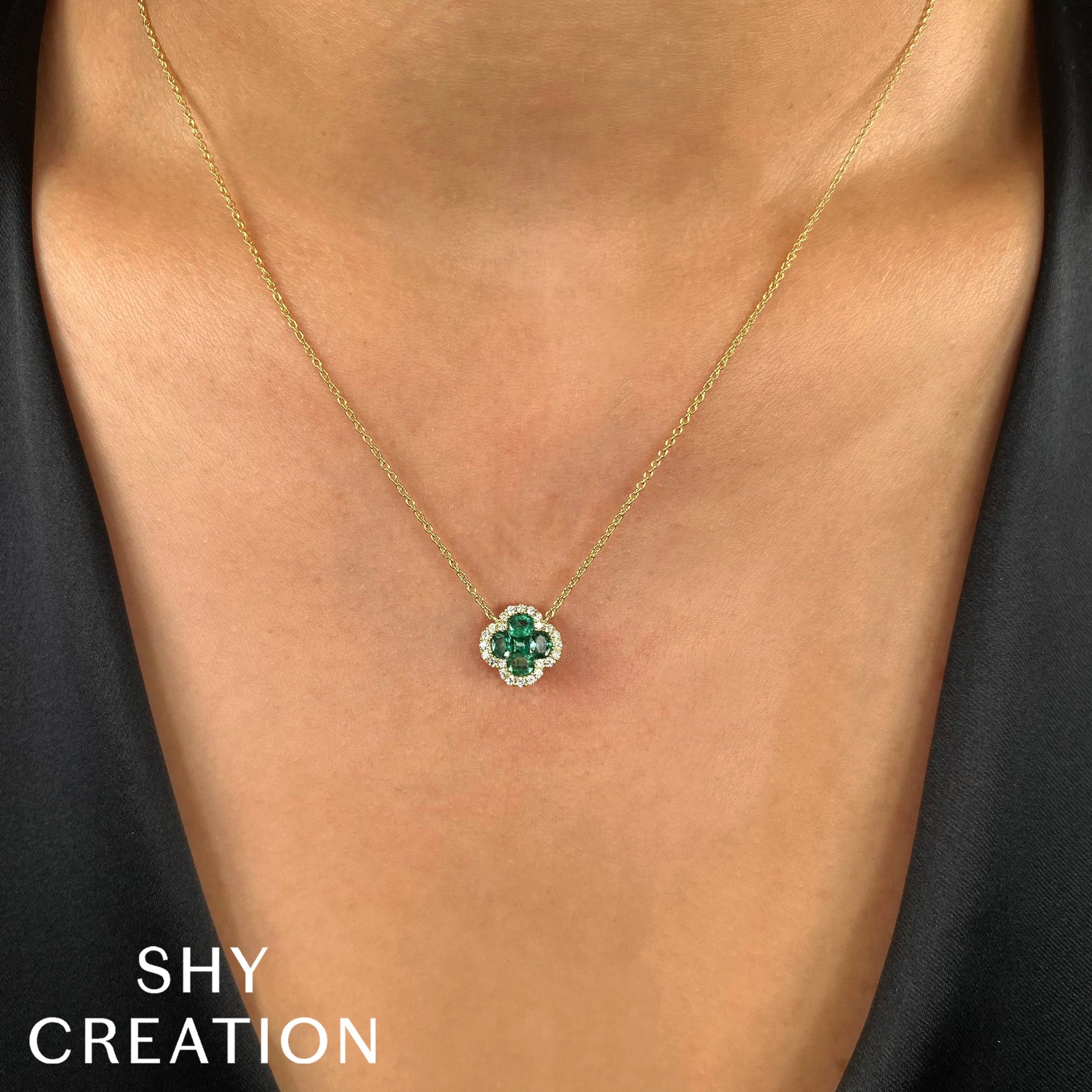 shy-creation-0-16ct-diamond-0-65ct-emerald-clover-necklace-sc41002238