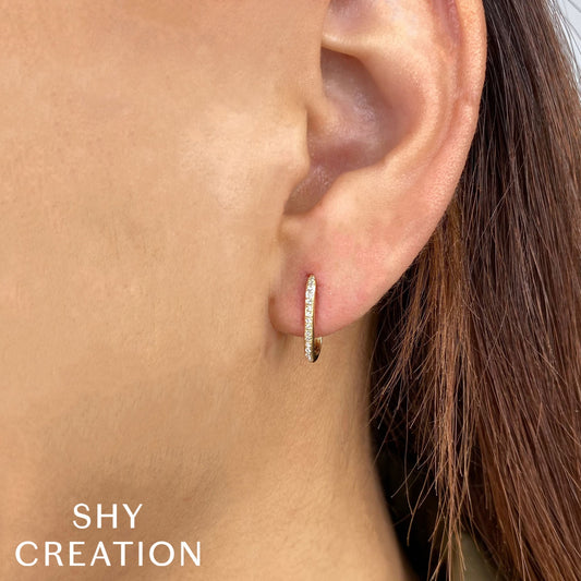 0-08ct-diamond-oval-hoop-earring