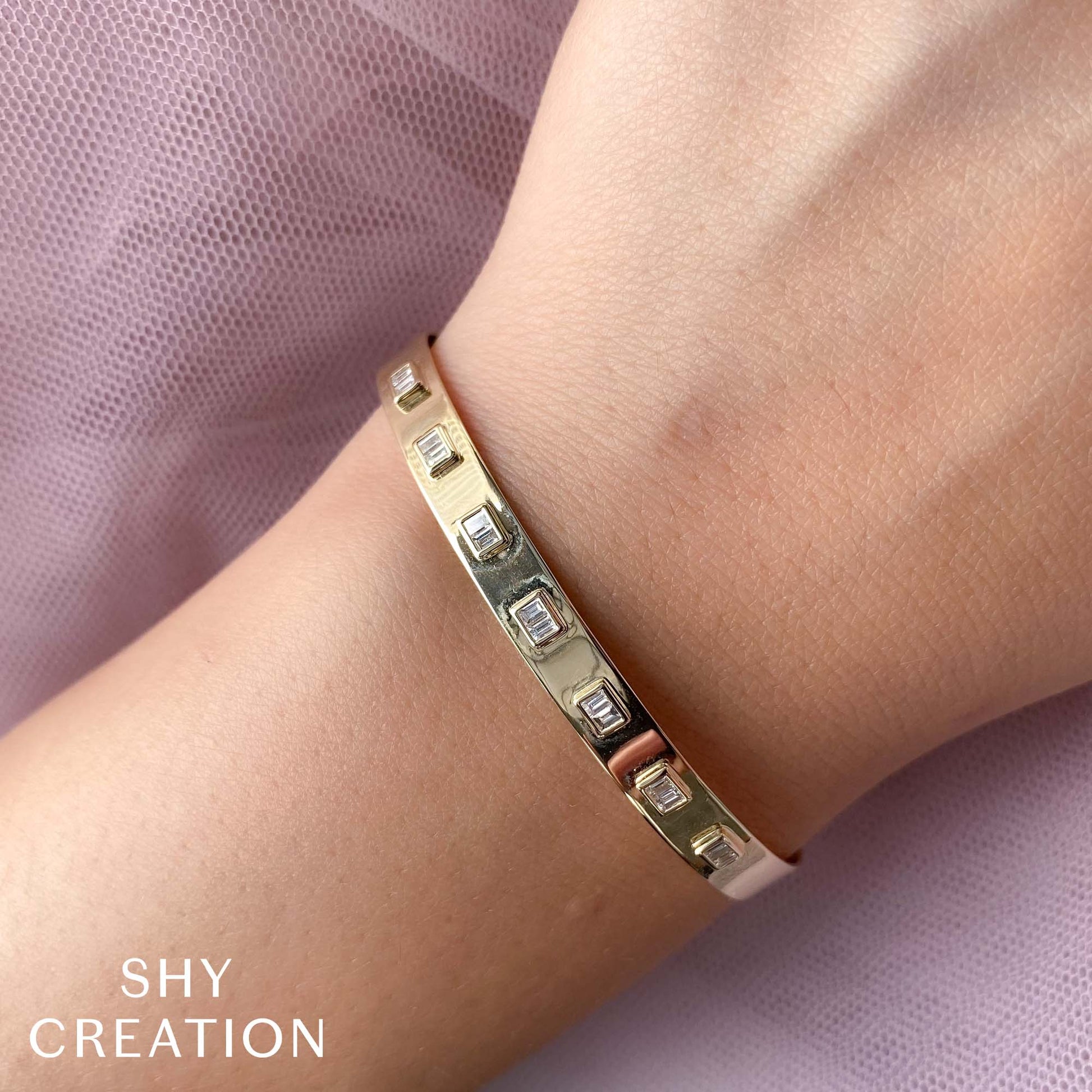 0-46ct-diamond-baguette-latch-lock-bangle SC55024593ZS