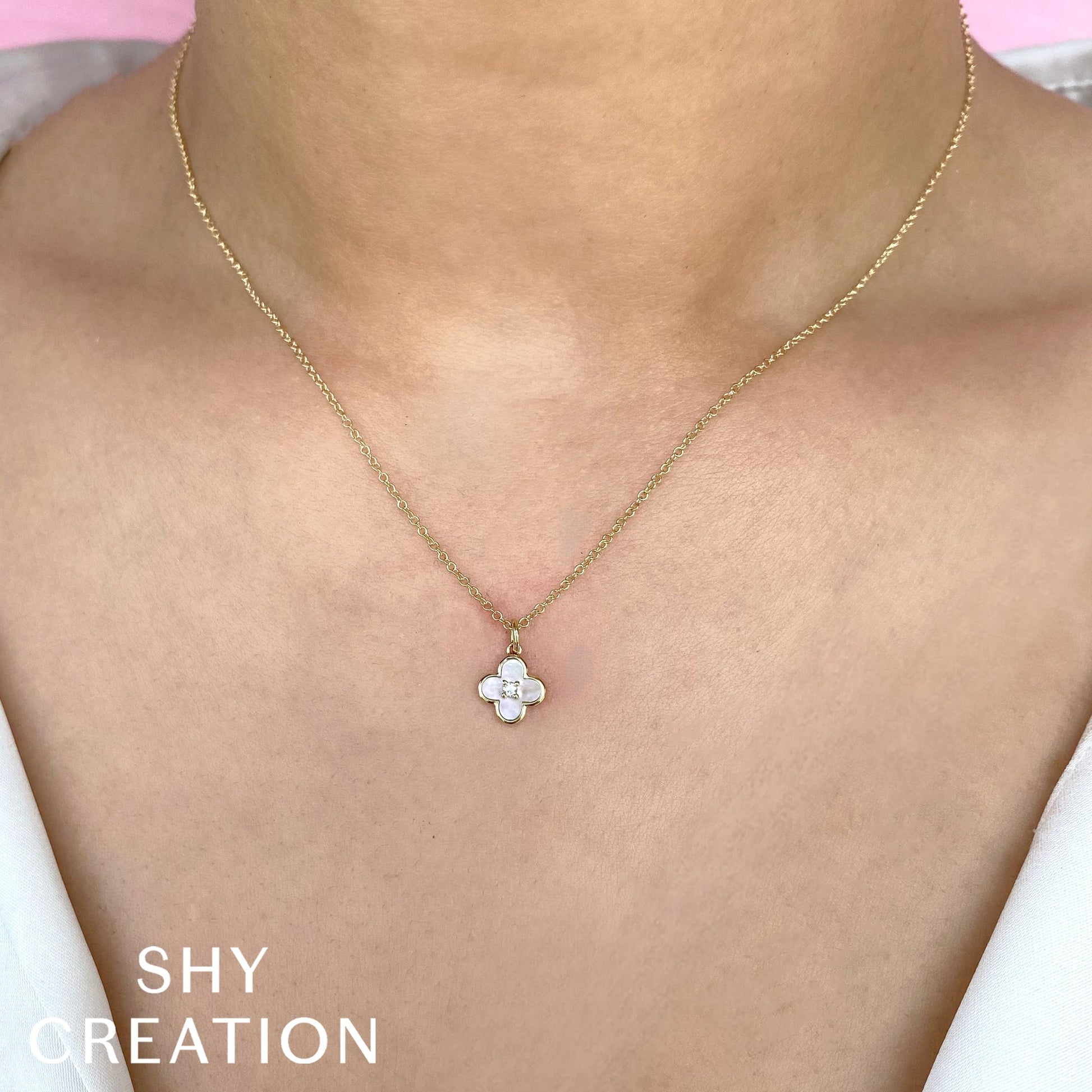 0-02ct-diamond-0-33ct-mother-of-pearl-clover-necklace