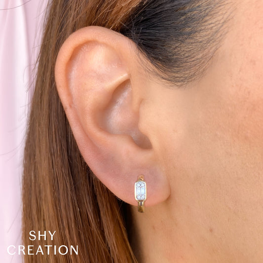 shy-creation-0-14ct-diamond-baguette-huggie-earring-sc55025976