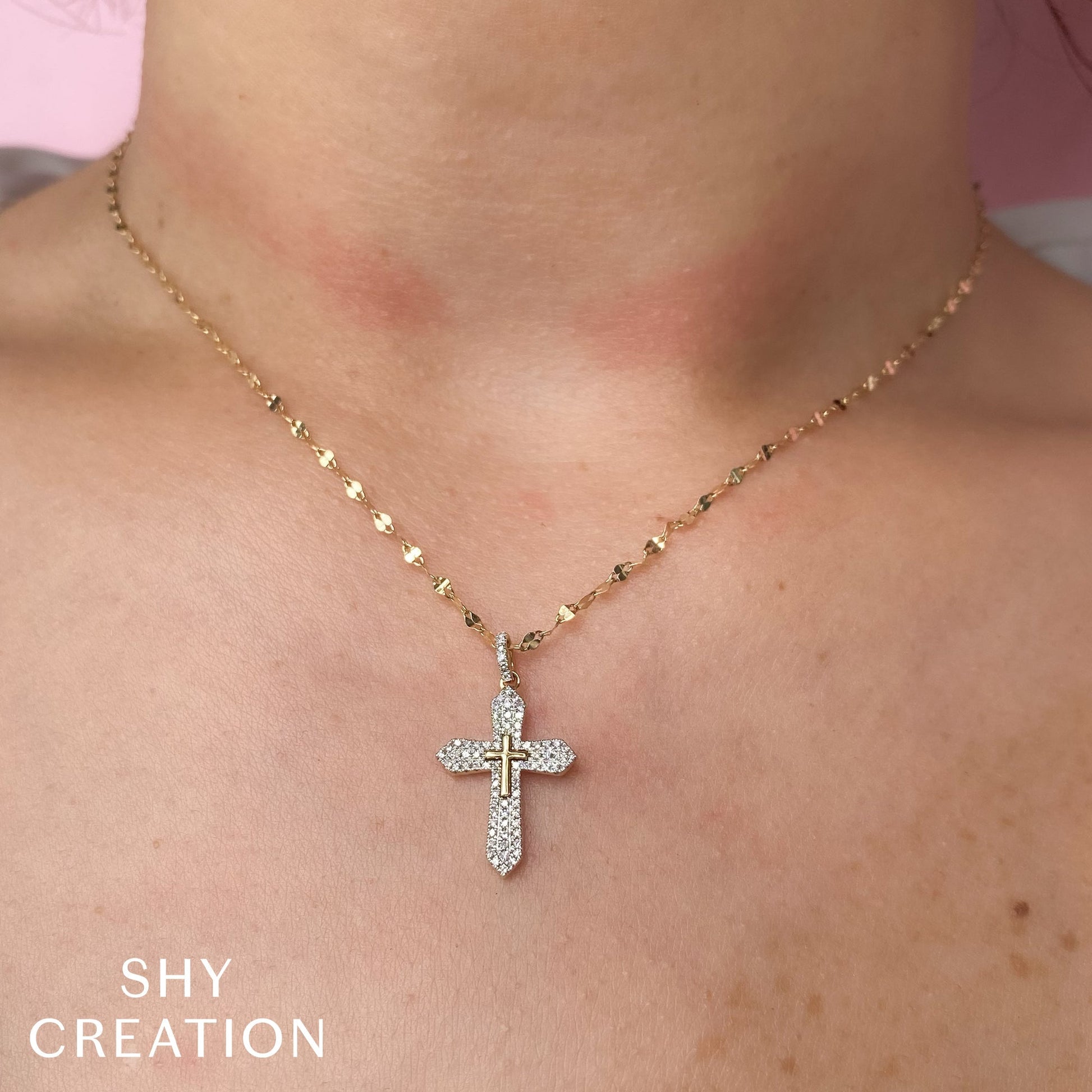 shy-creation-0-17ct-diamond-pave-cross-sparkle-chain-necklace-sc55026012rd