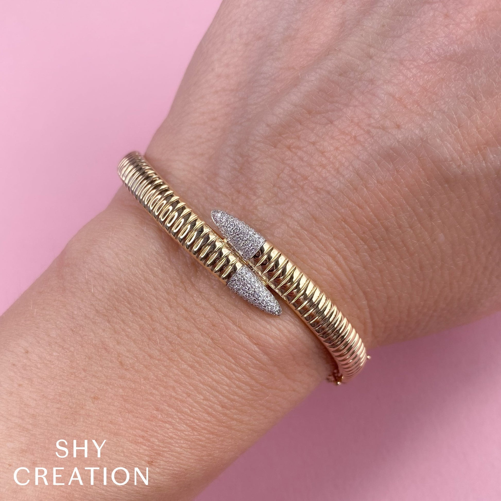 shy-creation-0-24ct-diamond-ribbed-bangle-sc55026048rdzs