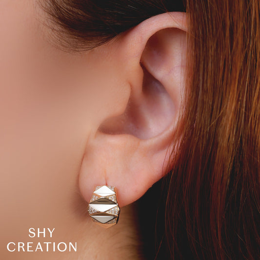 shy-creation-0-16ct-diamond-pyramid-geo-cut-huggie-earring-sc55026847