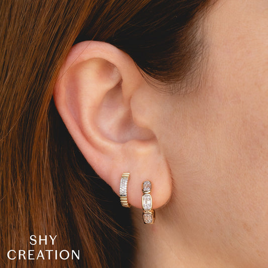 shy-creation-0-09ct-diamond-ribbed-huggie-earring-sc55026924rd