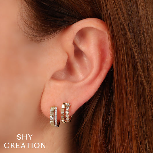 shy-creation-0-25ct-diamond-ribbed-huggie-earring-sc22009944rd