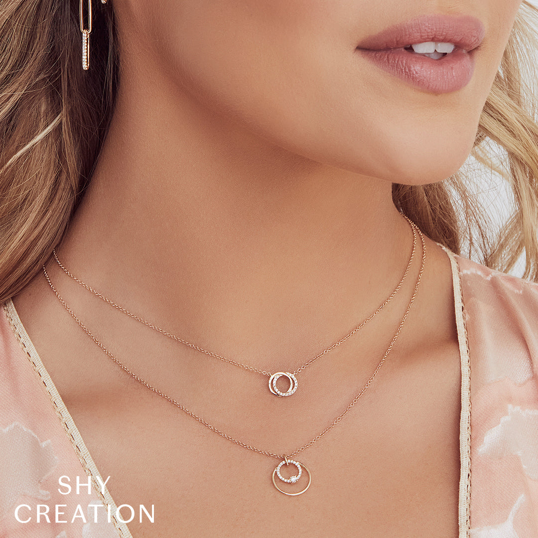 shy-creation-0-07ct-diamond-love-knot-circle-necklace-sc55009639
