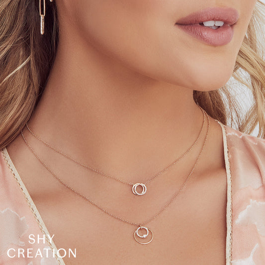 shy-creation-0-07ct-diamond-love-knot-circle-necklace-sc55009639