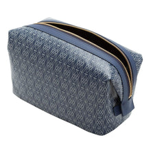 signature-washbag